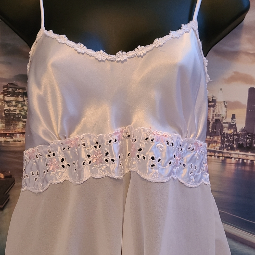 Lingerie - Picture 2 of 9